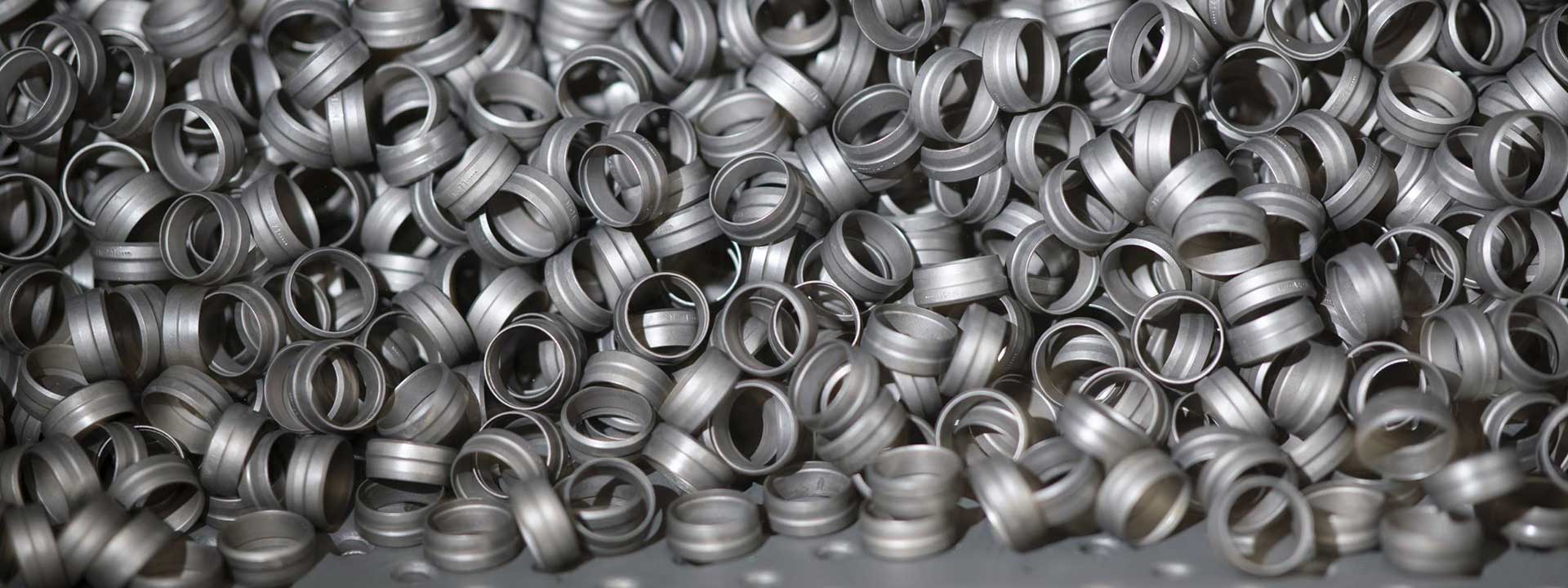 Stahlringe nach der Wärmebehandlung beim Auslagern: gleichmäßig behandelte Bauteile für hochwertige Ergebnisse bei SWF Siegen.