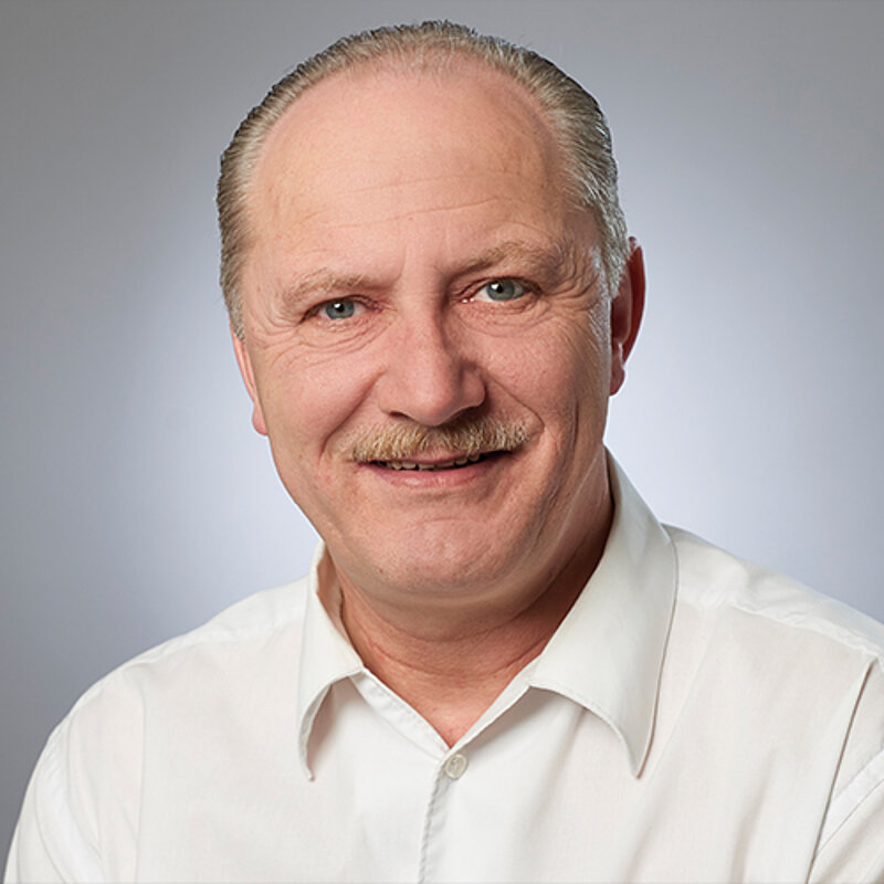 Portrait von Mitarbeiter Dornhöfer anlässlich seines Abschieds in den Ruhestand nach 42 Jahren bei SWF Siegen.