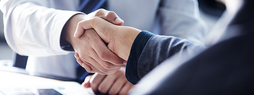 Händedruck als Symbol für Zusammenarbeit und Einstiegsmöglichkeiten bei SWF Siegen.