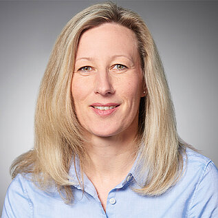 Portrait von Tanja Jade, Vertriebsinnendienst, Auftragsfakturierung und Fahrdienst-Anmeldung bei SWF Siegen.