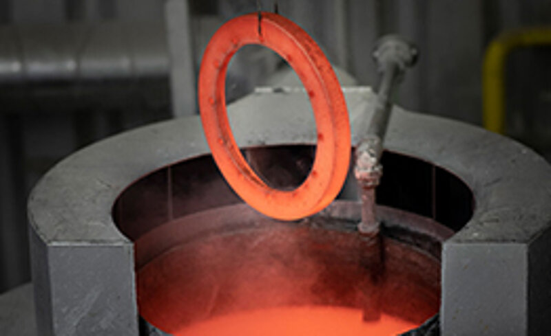 Glühender Stahlring über dem Härteofen beim Härten: industrielle Wärmebehandlung bei SWF Siegen