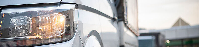 Fahrzeug des SWF-Metallkuriers für schnelle Abholung und Lieferung von Bauteilen.