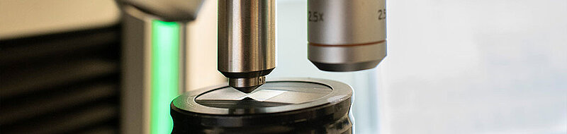 Prüfgerät zur Härteprüfung und metallographischen Analyse im Labor von SWF Siegen.